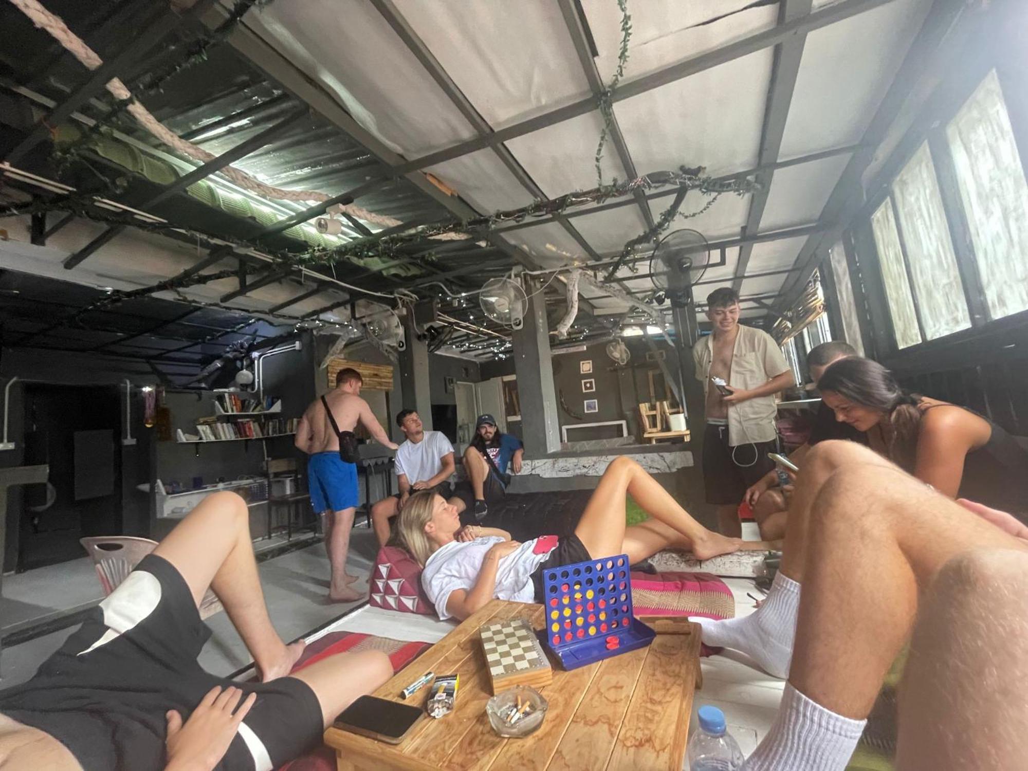 Dormsin Social * เกาะพีพี